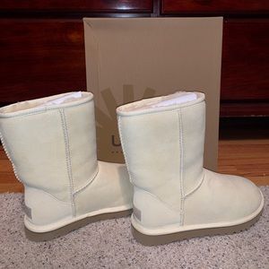 Classic short UGGS boots, the color is sugar
